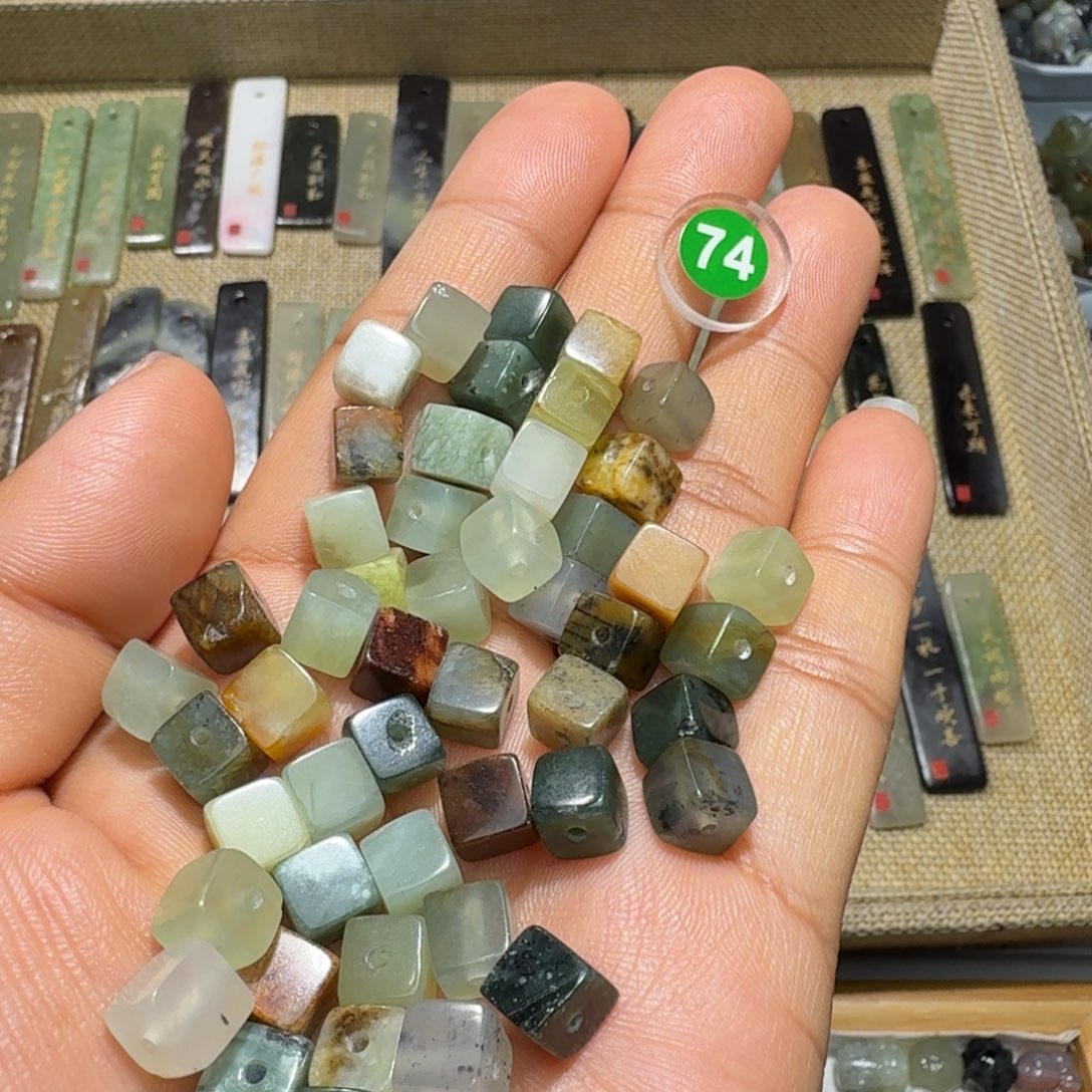 和田玉未镶嵌珠宝奇石卡七50颗