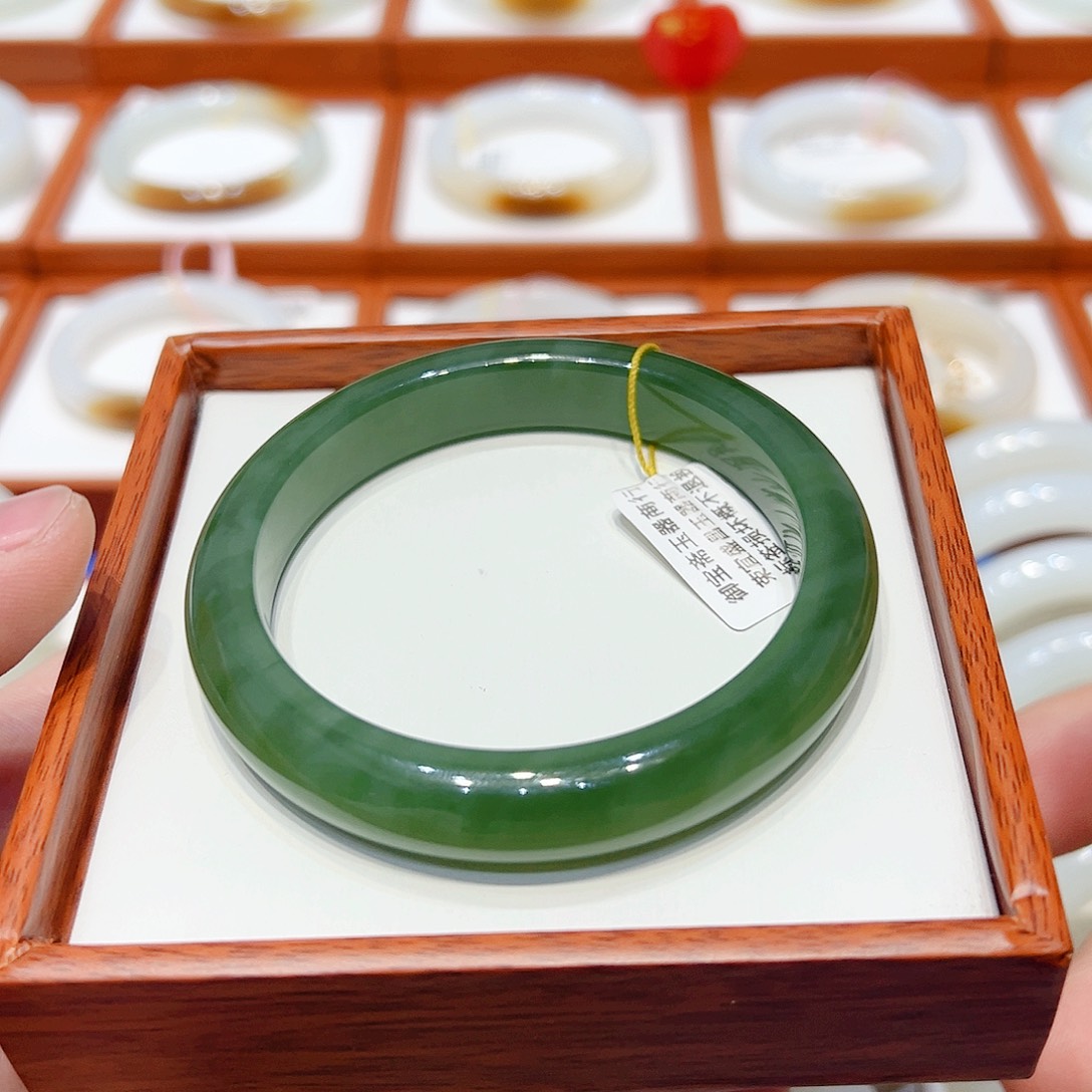 和田玉手镯未镶嵌白猫冰碧玉