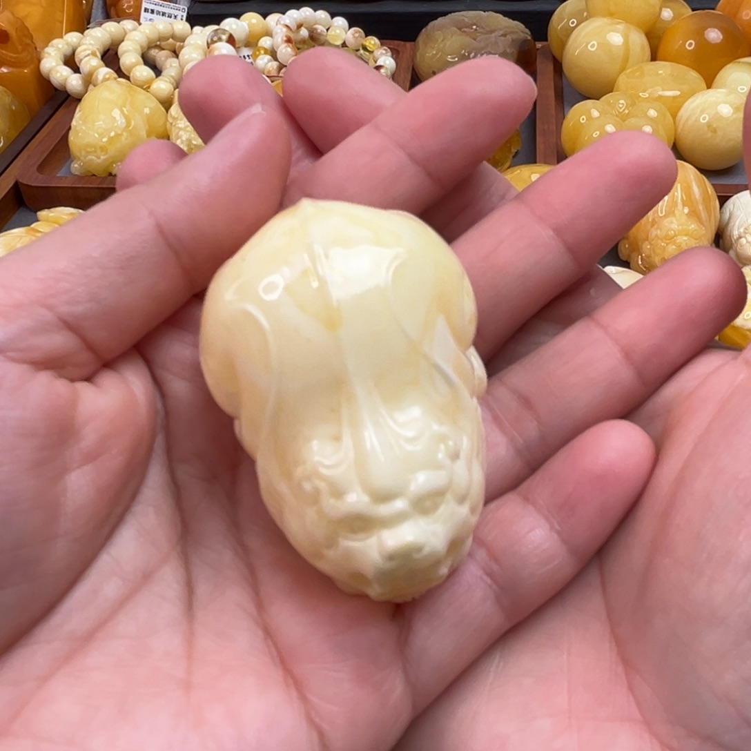 琥珀裸石未镶嵌貔貅
