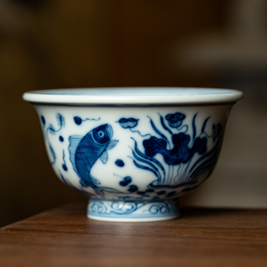 【小乔赏瓷】景德镇手工手绘青花鱼藻纹压手杯zjf138.