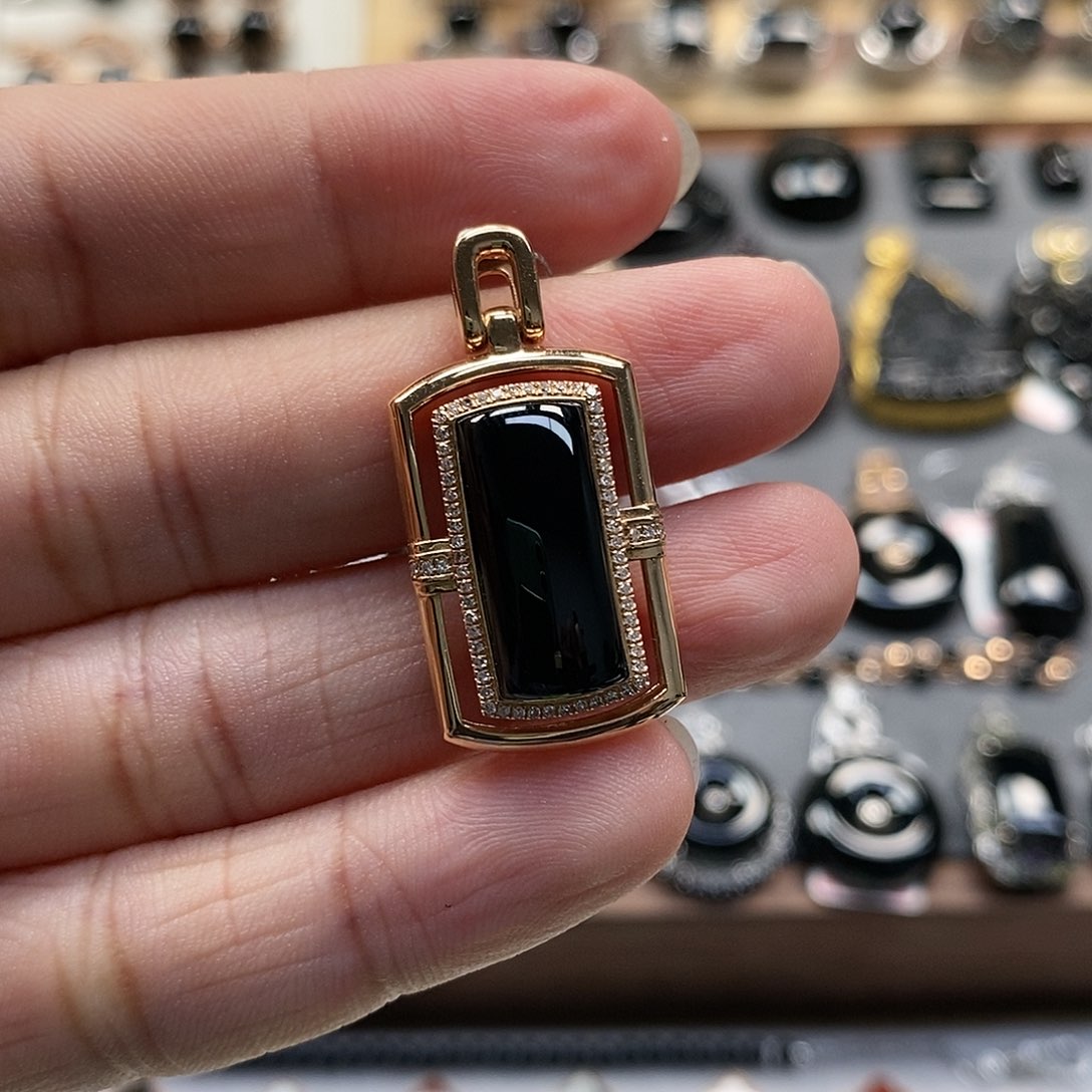 翡翠18K金镶嵌颈饰墨翠