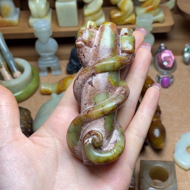 蛇纹石玉未镶嵌颈饰