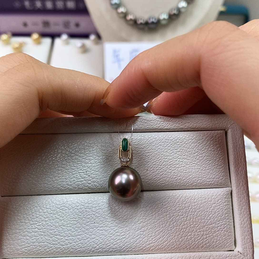 18K金镶嵌海水珍珠吊坠(不含链)11.9m大溪地黑珍珠吊坠（几乎无暇）