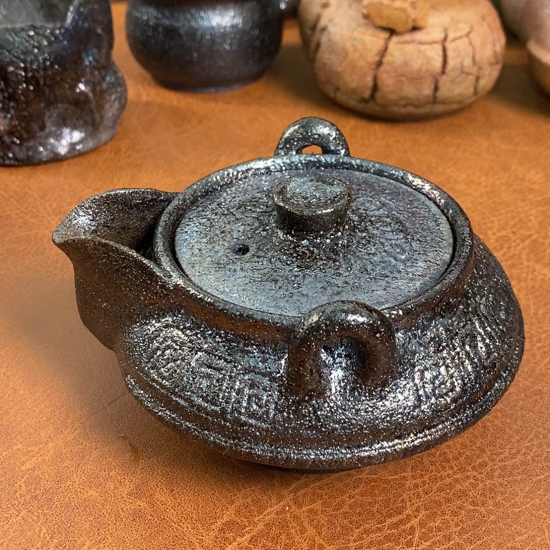 窑***神大器黑砂回纹宝瓶