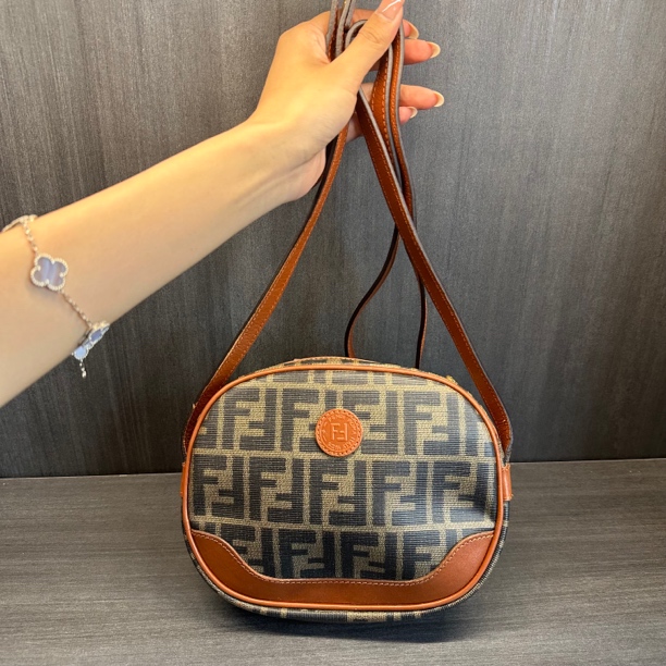 95新 FENDI/芬迪 兔兔奢菠萝/芬迪斜挎包/23018