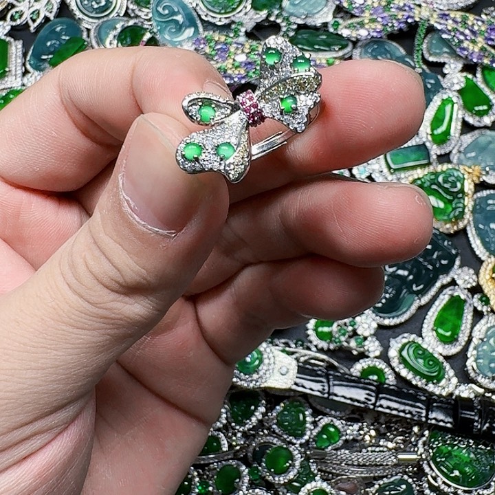 翡翠颈饰未镶嵌天然A货翡翠放漏