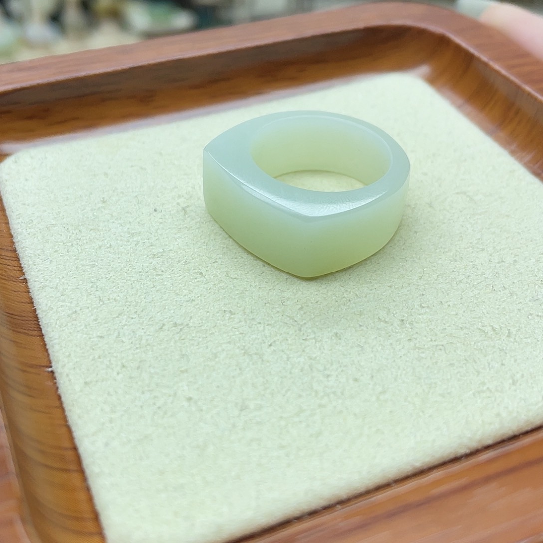 和田玉戒指未镶嵌大白兔奶糖马鞍18号