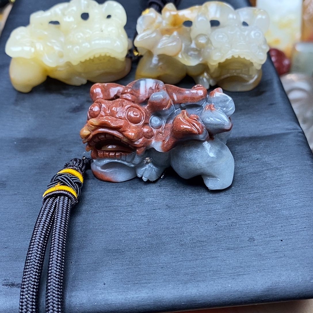 石英质玉（黄龙玉）颈饰未镶嵌