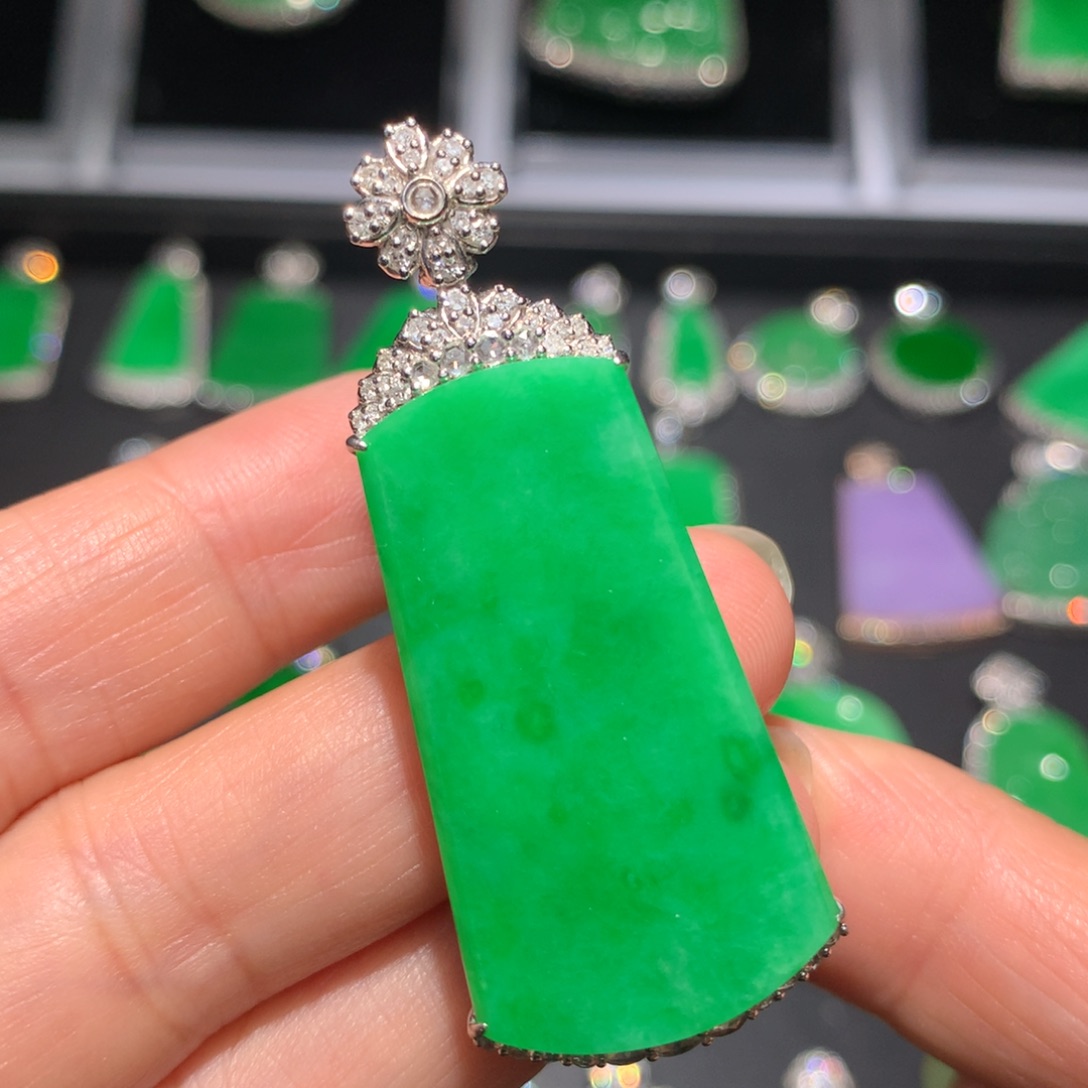 翡翠颈饰18K金镶嵌翡翠