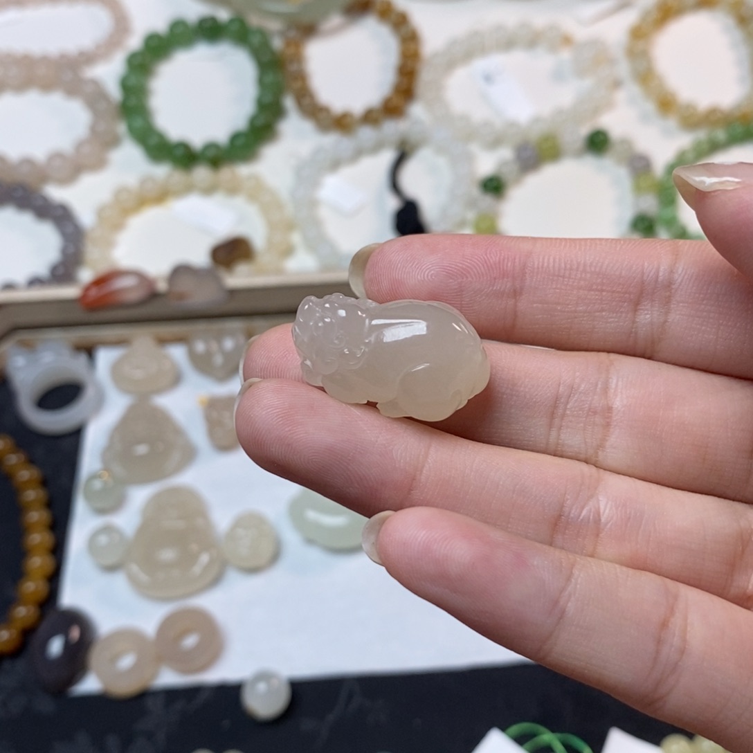 和田玉未镶嵌颈饰藕粉貔貅