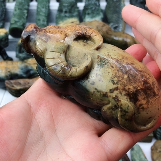 未镶嵌岫岩河磨玉（透闪石质玉）把件