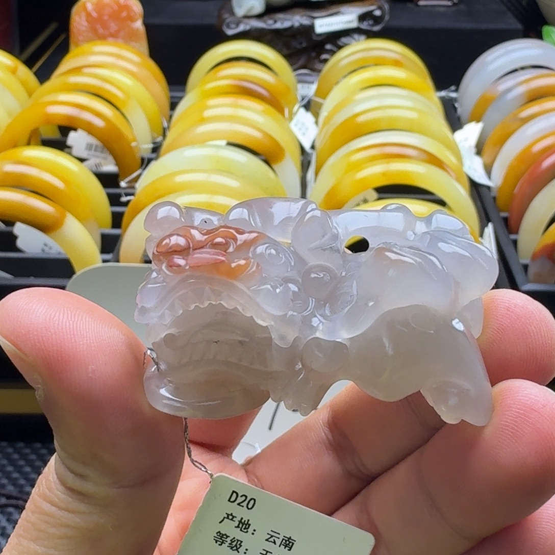 石英质玉（黄龙玉）未镶嵌颈饰貔貅