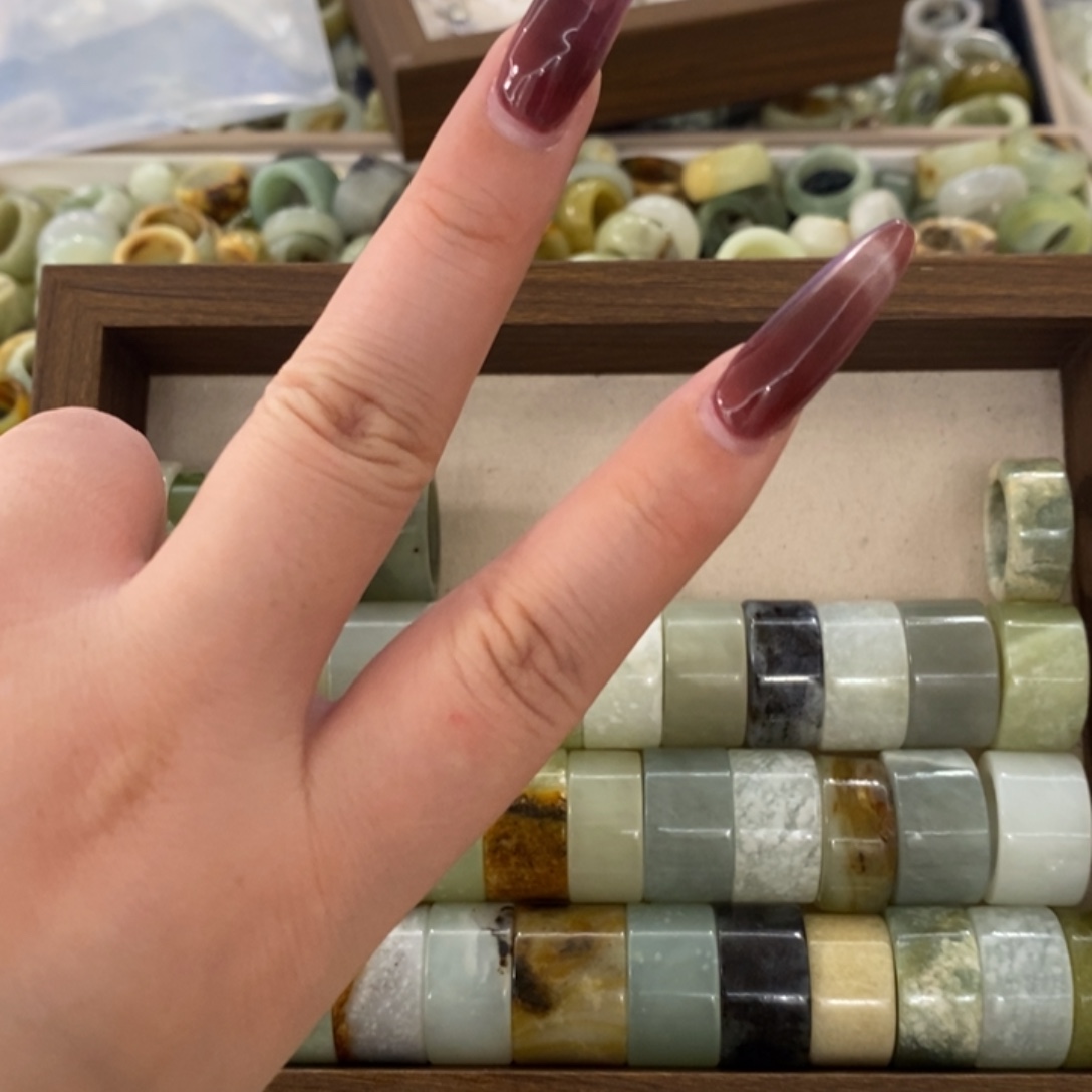 芠***酱蛇纹石玉未镶嵌戒圈