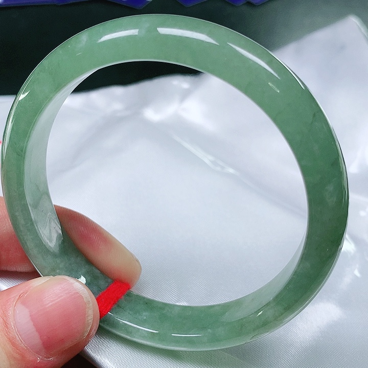 翡翠手镯未镶嵌翡翠手镯未镶嵌