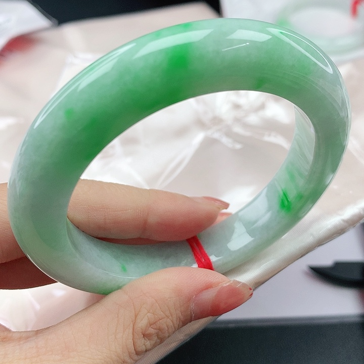 翡翠手镯未镶嵌，733