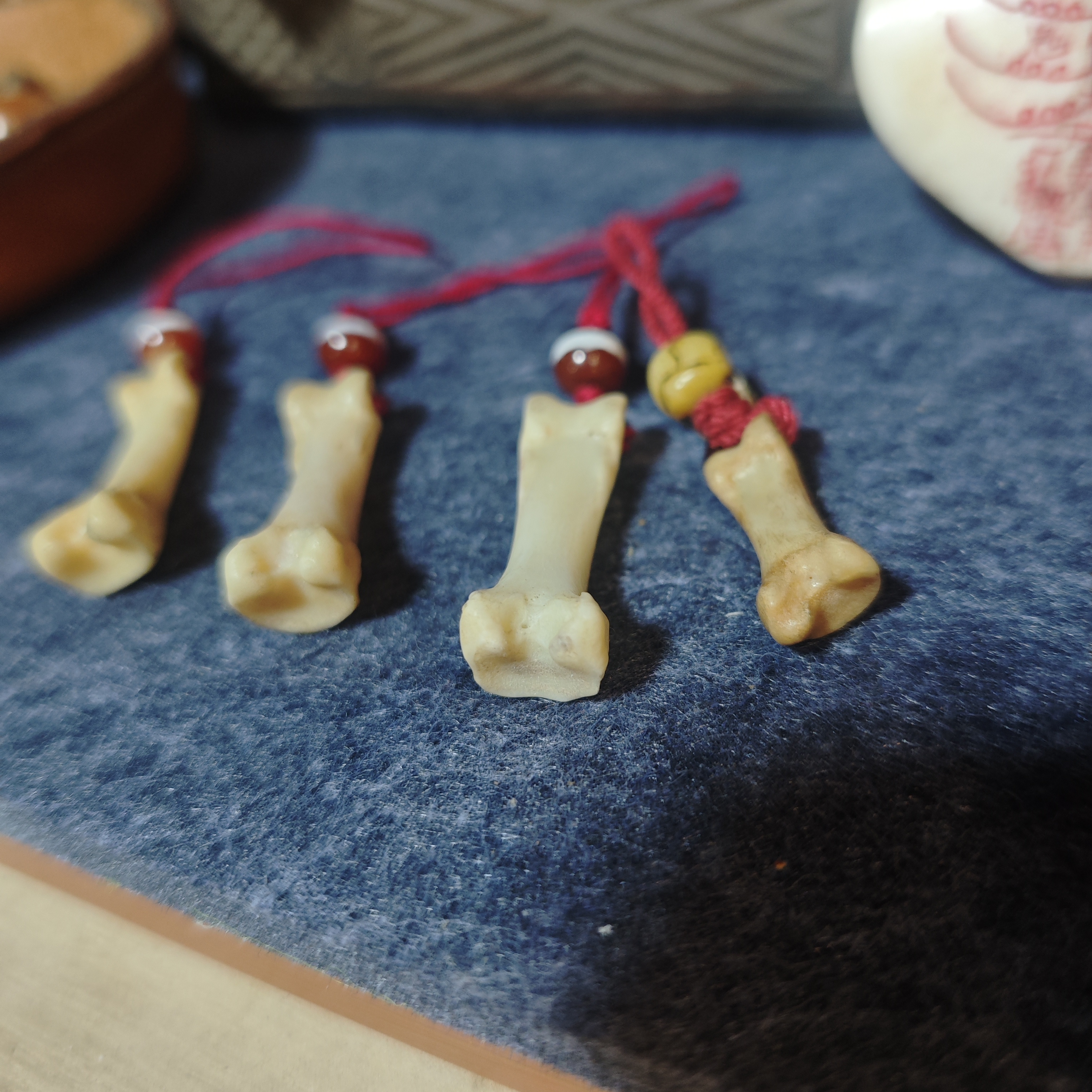 驼骨油润雕刻小件文玩配饰上下孔