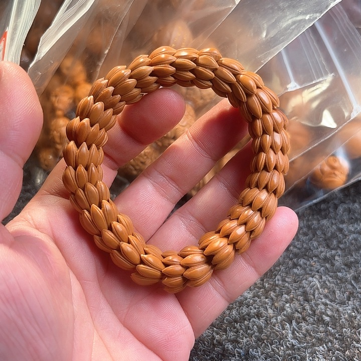 橄榄核吊坠莲花手圈