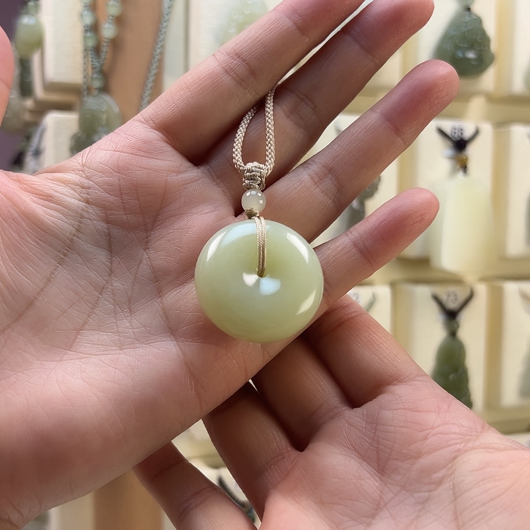 烟***花和田玉未镶嵌颈饰