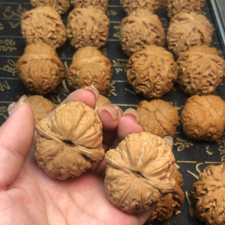 桃核把件阿**三元宝。