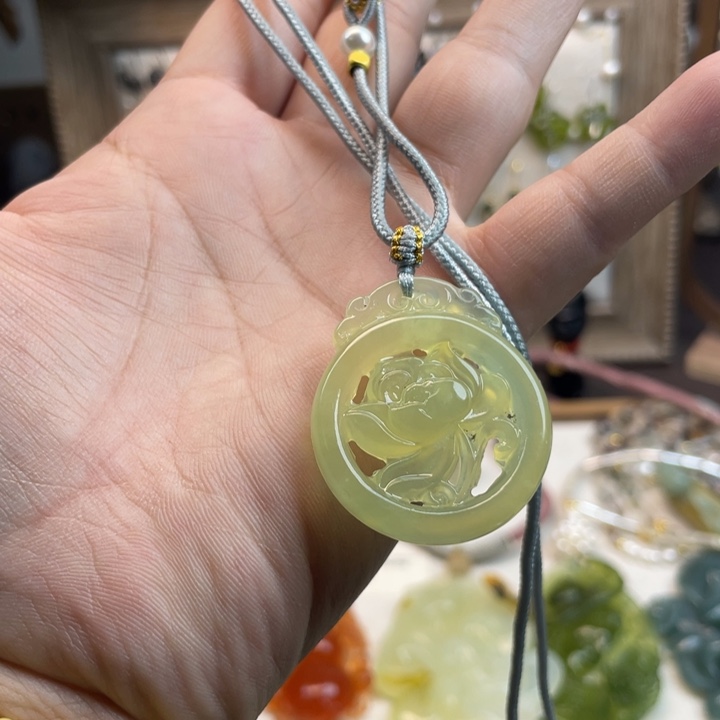 蛇纹石玉未镶嵌吊坠