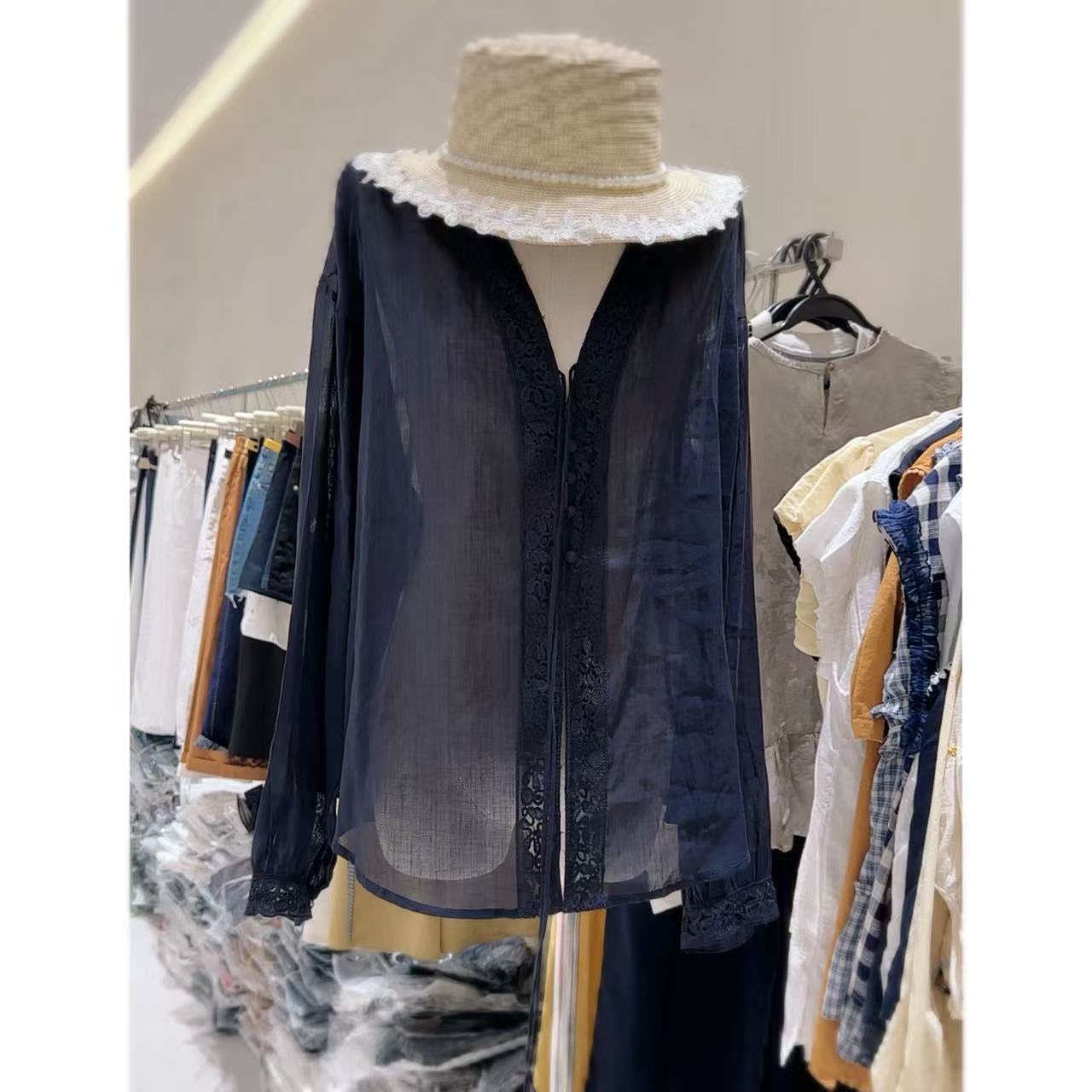 【三懿服饰】韩系重工刺绣V领系带防晒气质上衣992