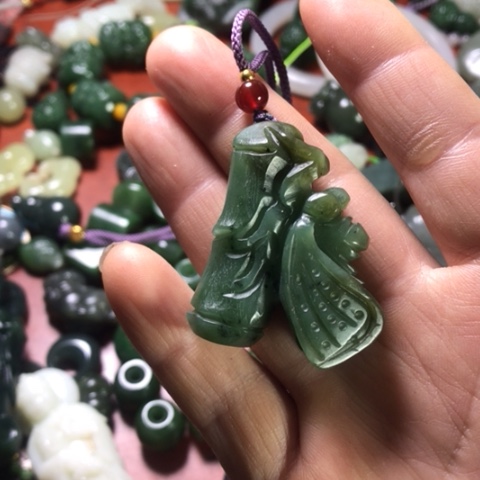 颈饰未镶嵌和田玉（碧玉）