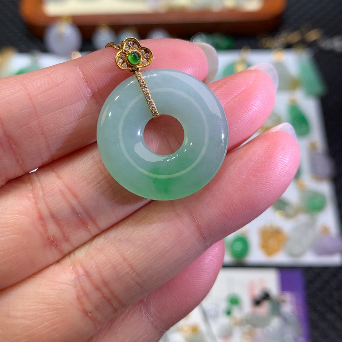 翡翠颈饰18K金镶嵌翡翠吊坠未镶嵌