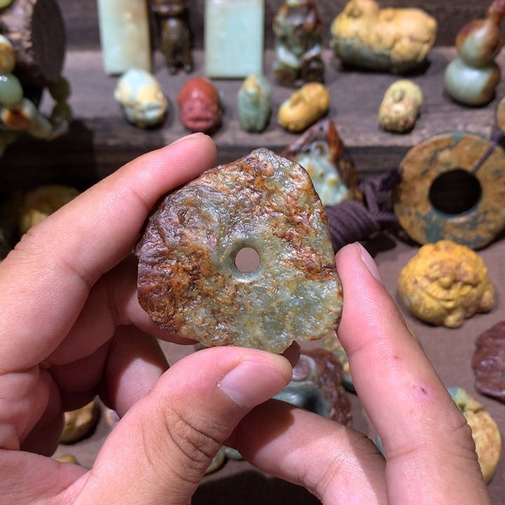 未镶嵌岫岩河磨玉（透闪石质玉）把件