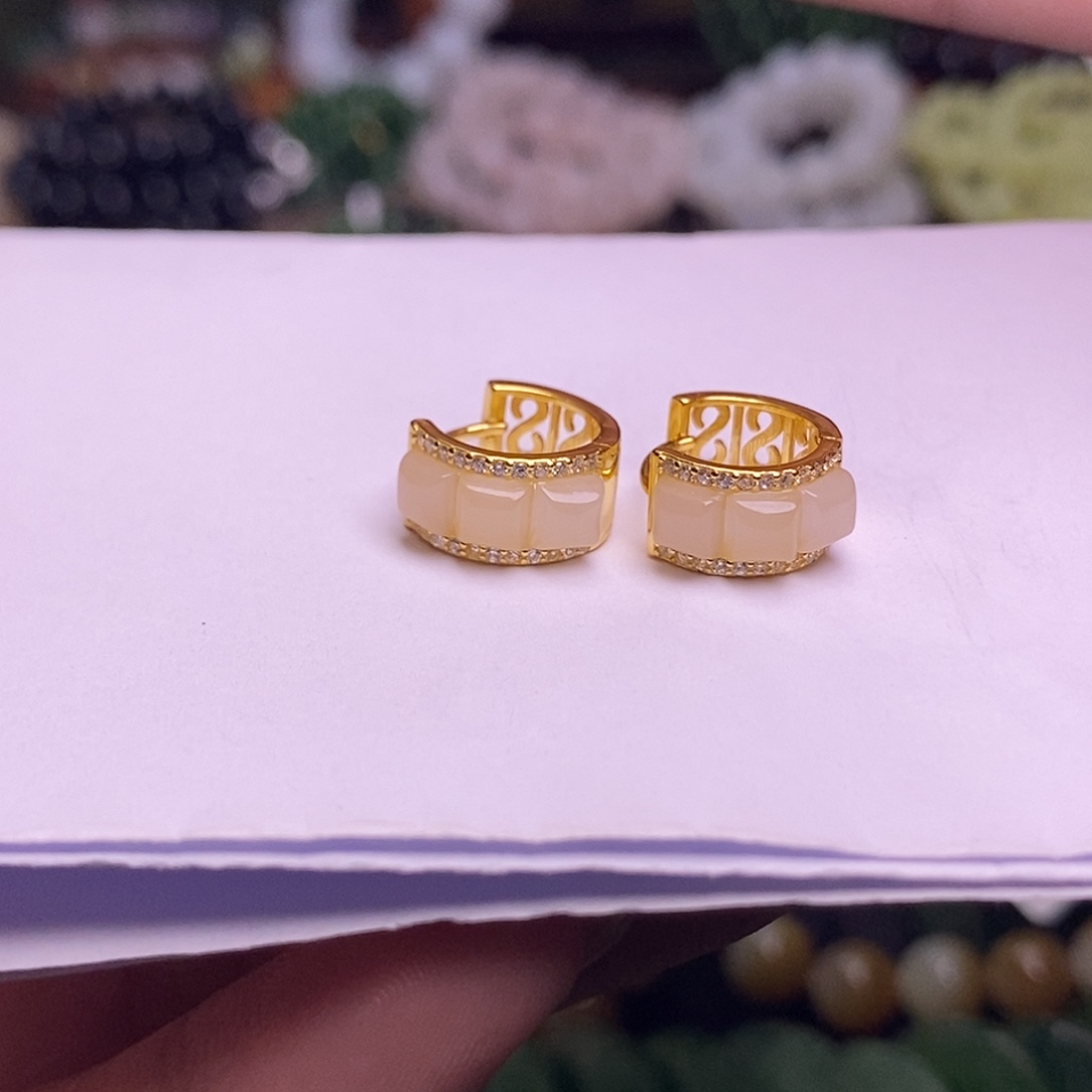 和田玉未镶嵌颈饰藕粉耳扣银