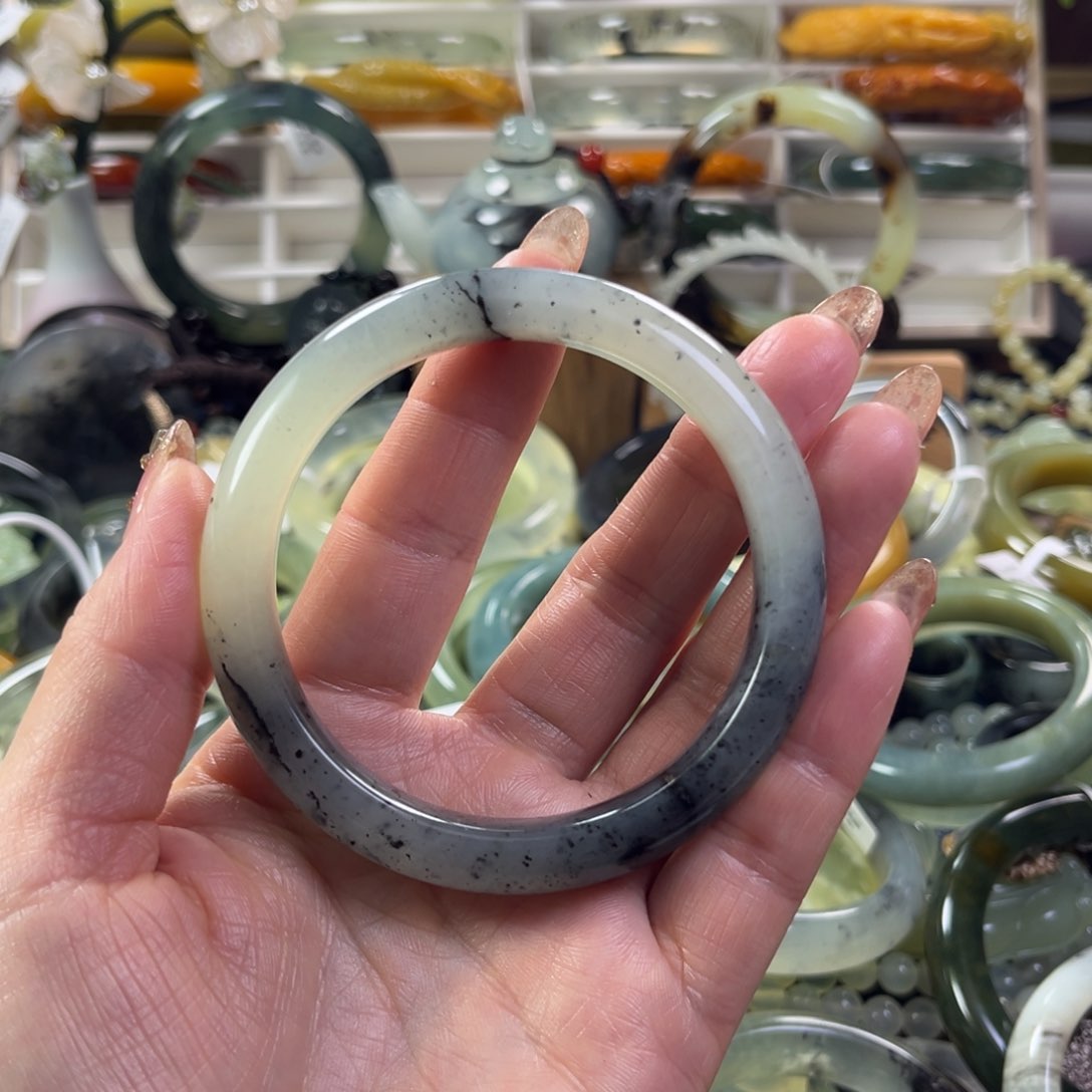 蛇纹石玉手镯未镶嵌