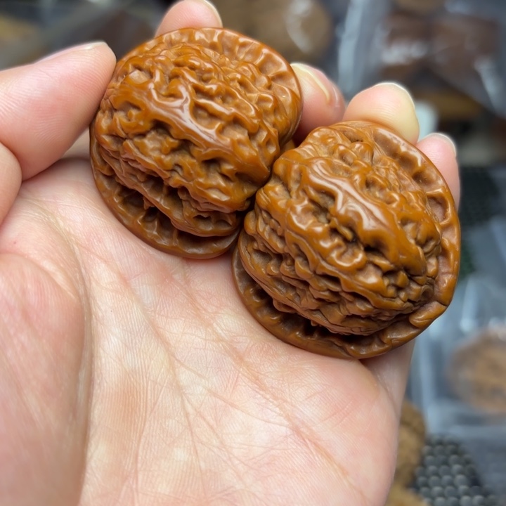 文玩核桃吊坠白狮子
