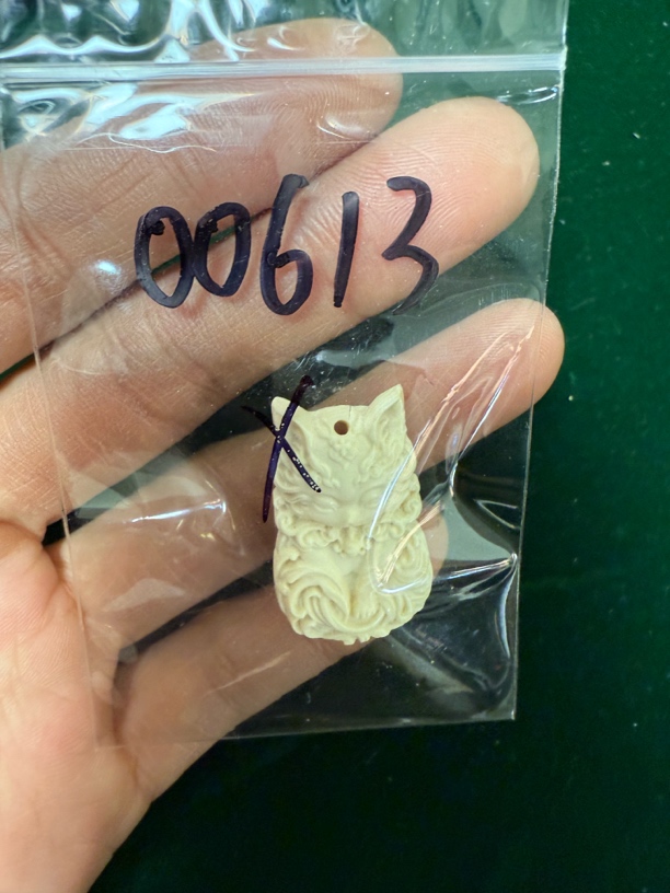 00613猛犸牙九尾狐雕刻牌配饰瑕疵介意勿拍