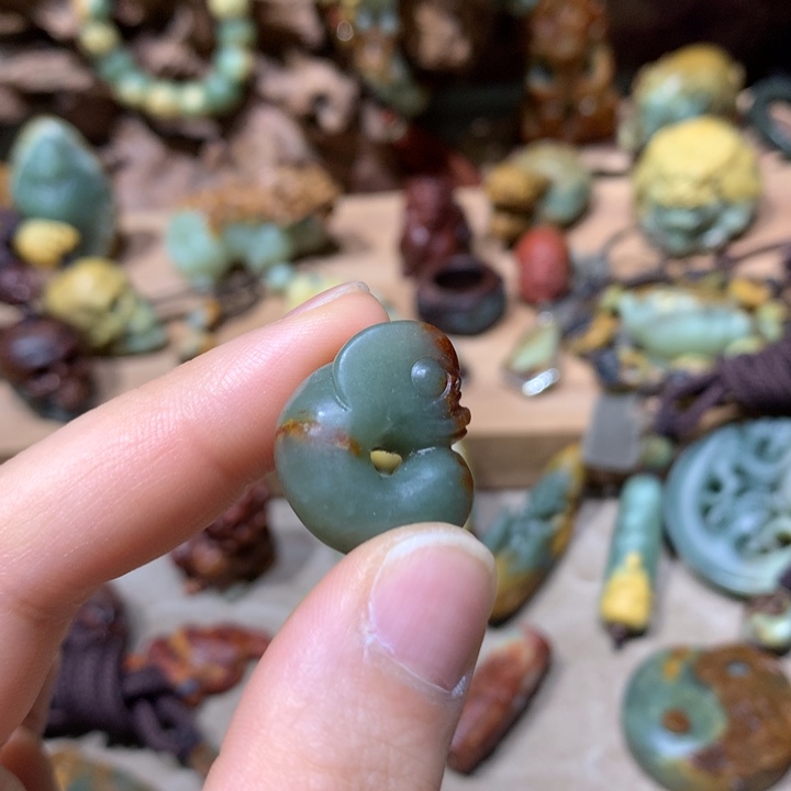 未镶嵌岫岩河磨玉（透闪石质玉）挂件梁*