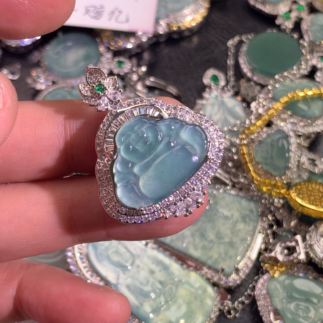 翡翠颈饰未镶嵌佛公