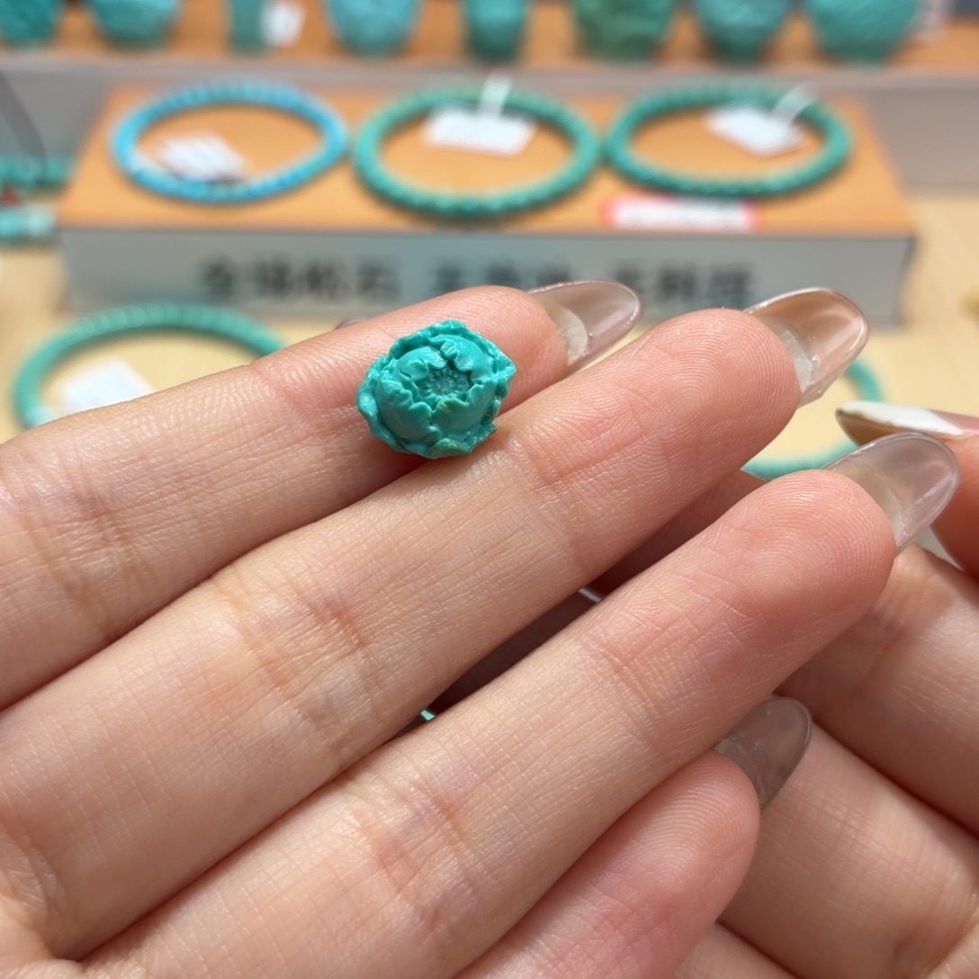 茶***豆绿松石未镶嵌珠宝奇石牡丹