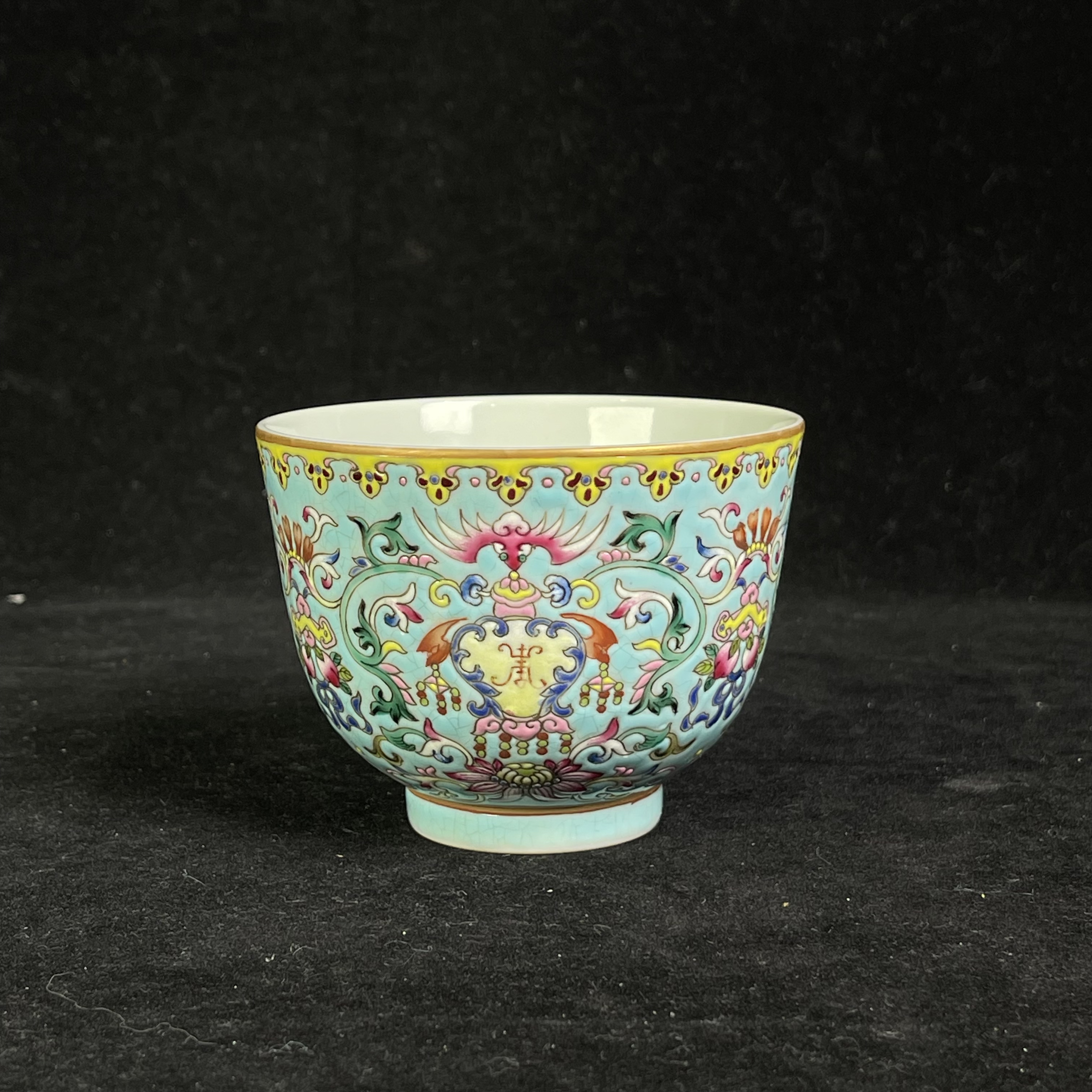 Y松石绿地粉彩缠枝西番莲纹杯