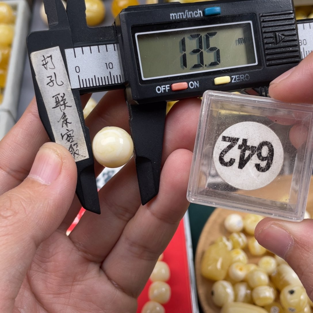 蜜蜡珠宝奇石未镶嵌