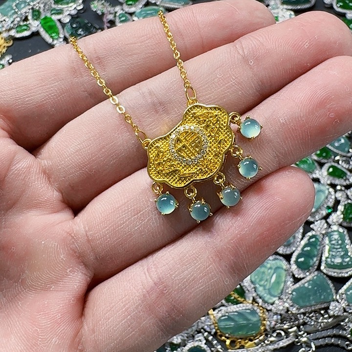 翡翠颈饰未镶嵌天然A货翡翠放漏