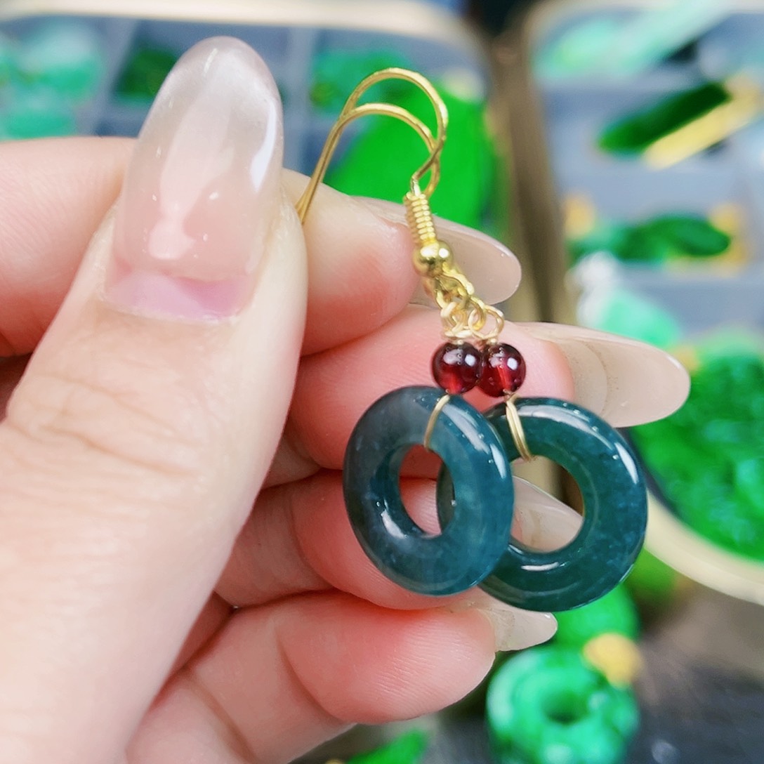 翡翠颈饰未镶嵌耳饰