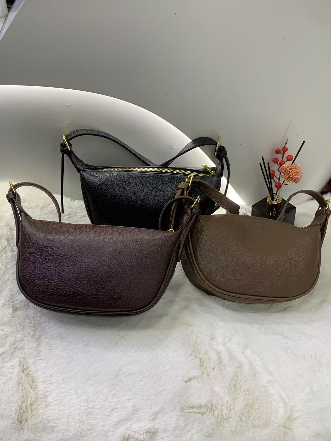 经典百搭女士饺子包单肩斜挎容量大休闲潮流时尚