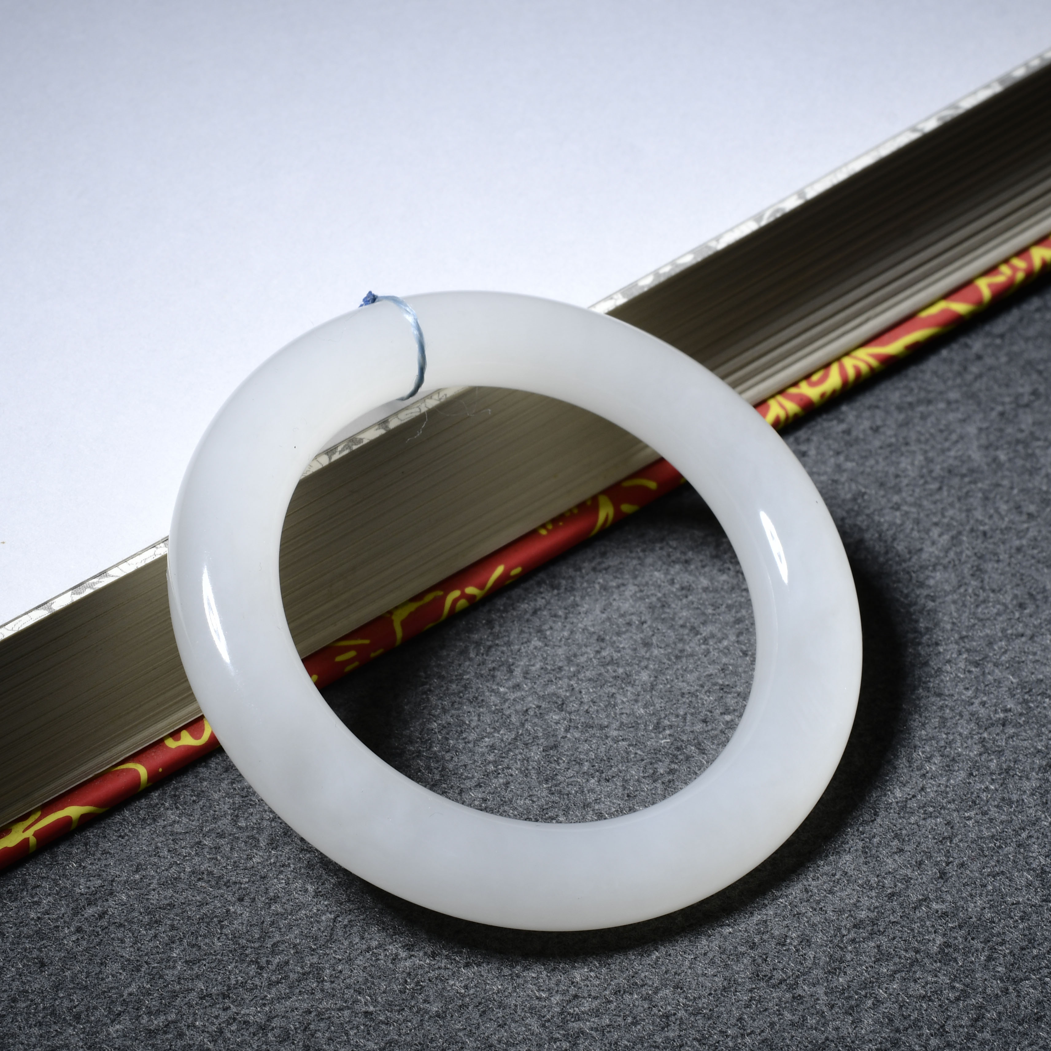 和田玉一物一证优选托拉海沟冰低带微猫白玉卡53.8mm手镯