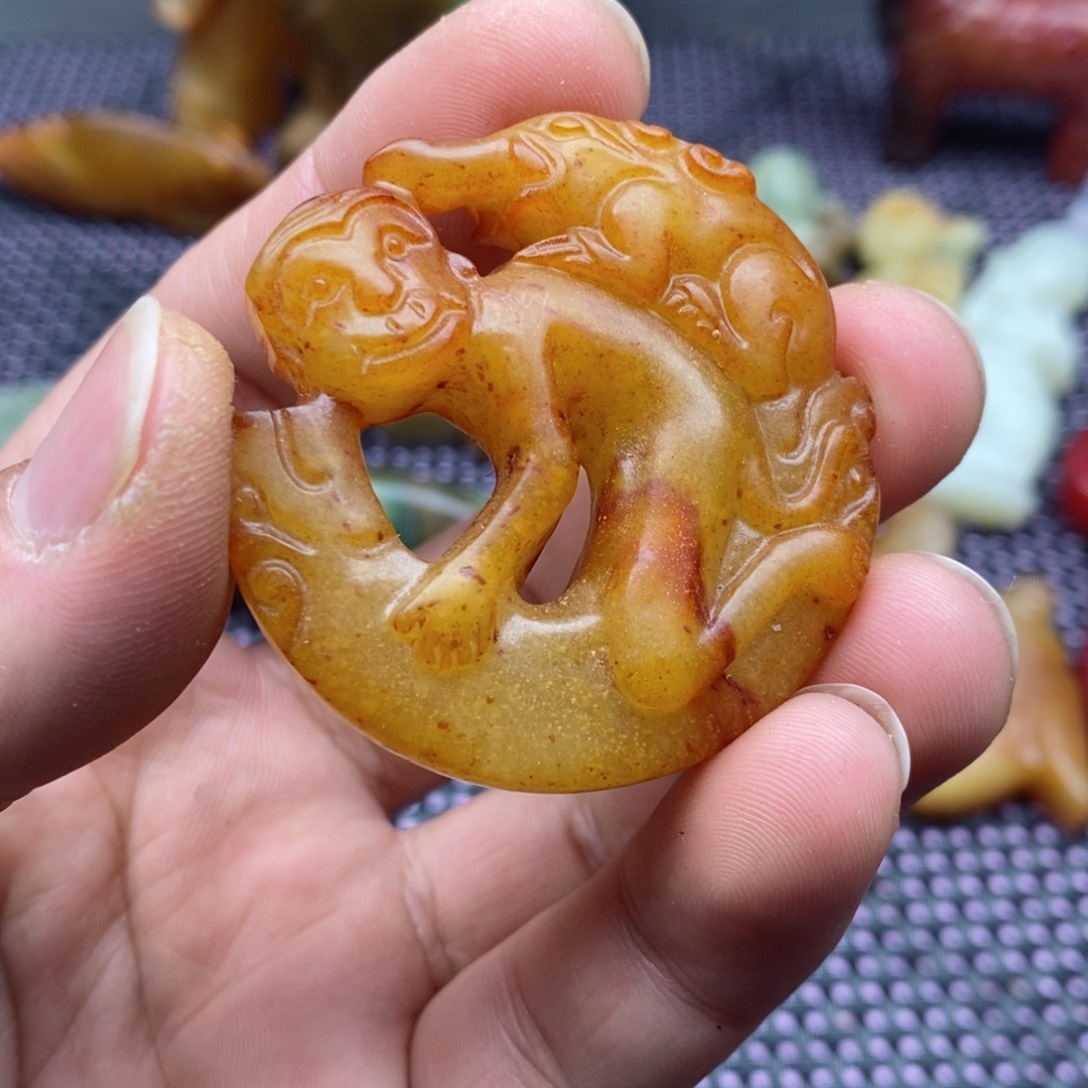 蛇纹石玉颈饰未镶嵌