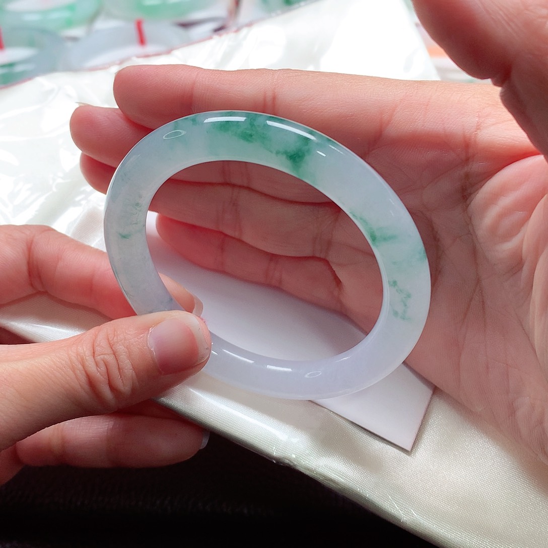 翡翠手镯（圆镯）未镶嵌天然A货翡翠手镯