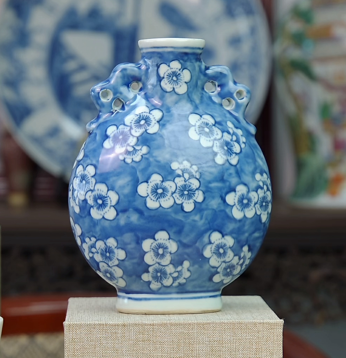 青花冰梅抱月瓶 