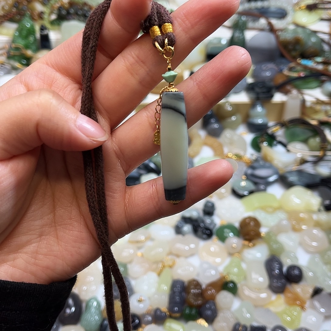 和田玉未镶嵌吊坠(赠链)