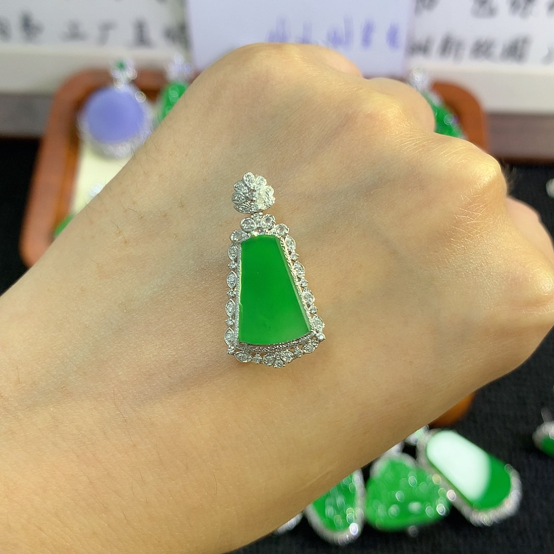 【闪购商品】吊坠(不含链)18K金镶嵌翡翠无事牌
