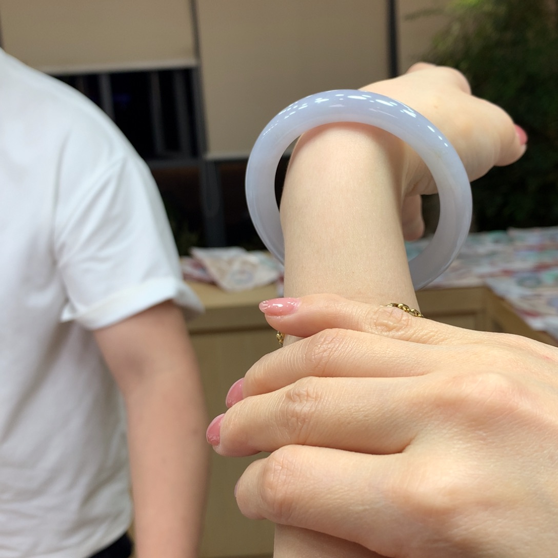 翡翠手镯未镶嵌不退不换