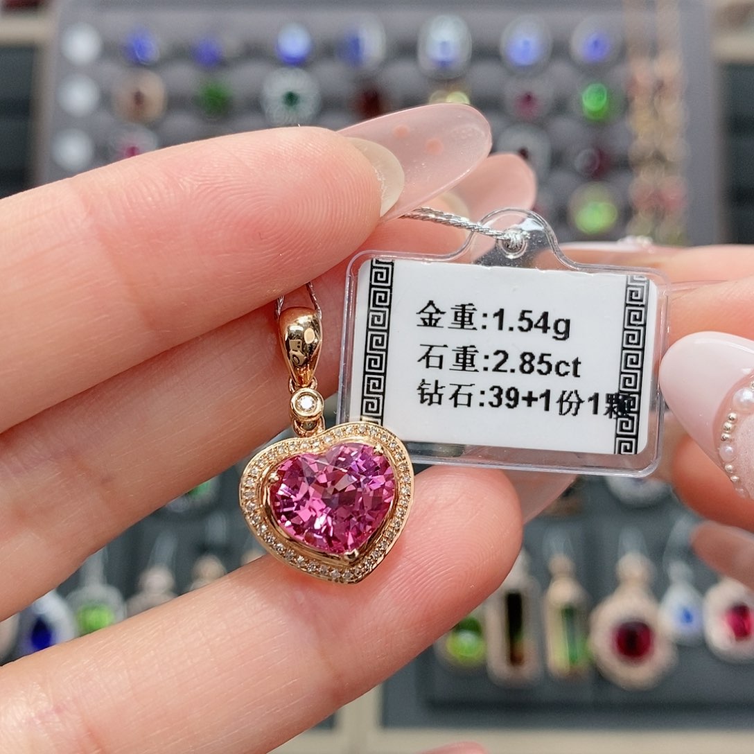 碧玺颈饰18K金镶嵌2.85。