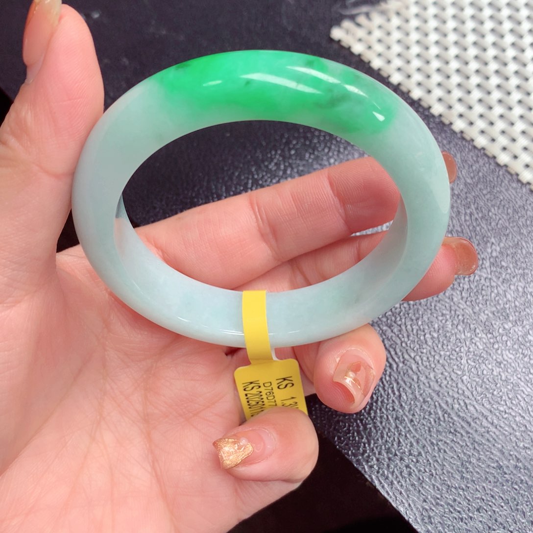 翡翠手镯未镶嵌翡翠