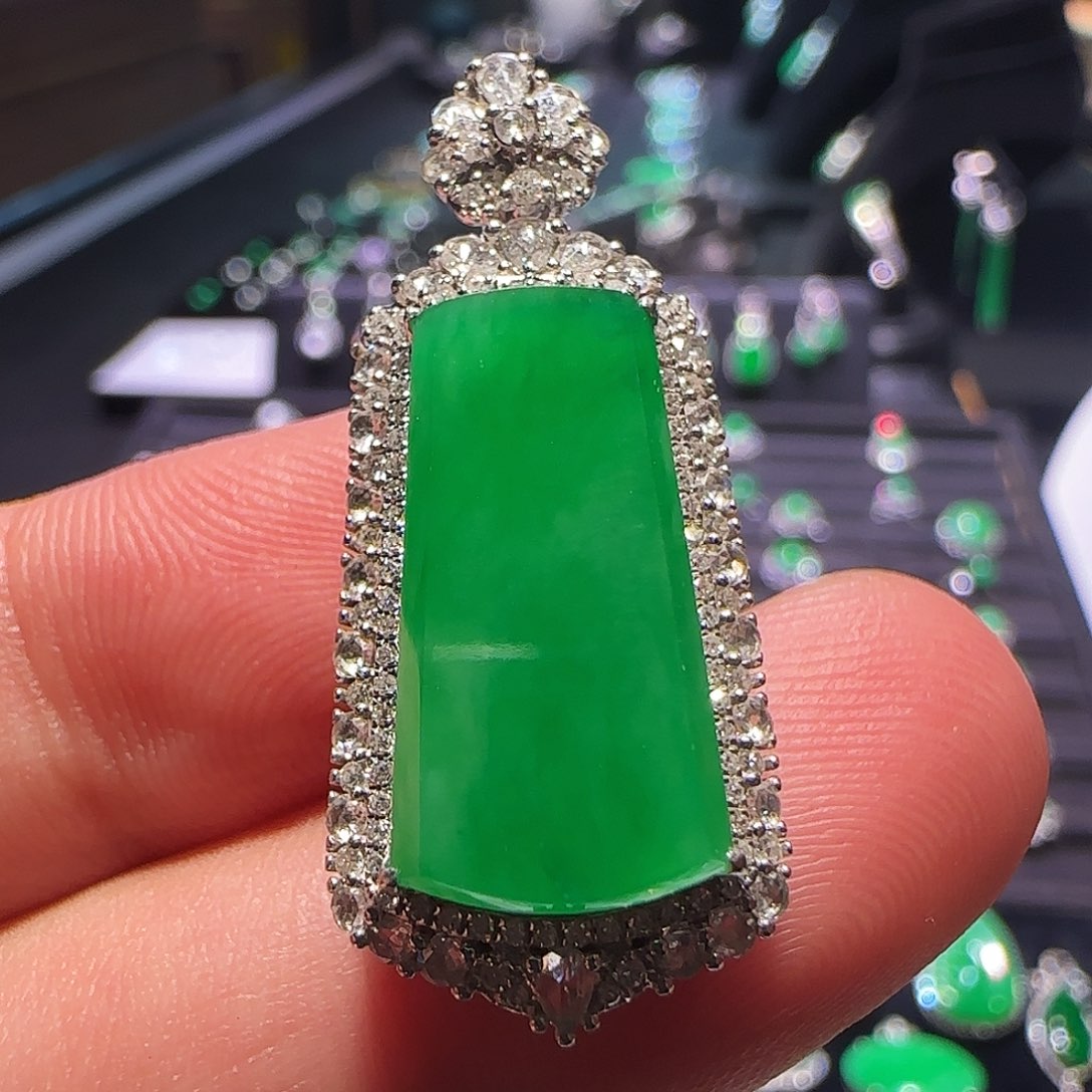 翡翠18K金镶嵌颈饰吊坠